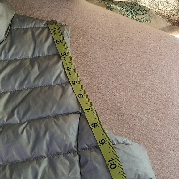 GAP MEDIUM SILVER PUFFER VEST - Picture 10 of 10